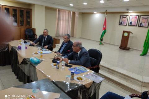 عقد  اجتماع مع الهيئة الادارية لفرع الزرقاء في غرفة تجارة الزرقاء بتاريخ 2021/2/10 حضره رئيس الفرع السيد عامر الوظائفي  وأعضاء من الهيئة الادارية والعامة ورئيس غرفة تجارة الزرقاء عطوفة السيد حسين شريم  ورئيس الجمعية الأردنية للوقاية من حوادث الطرق المهندس وفائي مسيس وأمين السر المهندس طارق أبو محفوظ وعضو الهيئة الادارية  السيد نبيل القطامي للتداول في أمور السلامة المرورية وحوادث الطرق