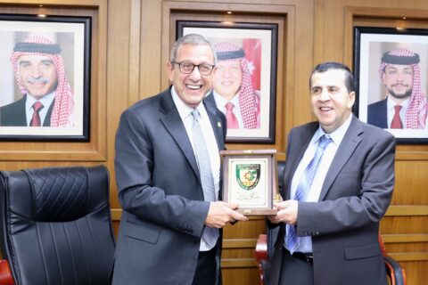 تم توقيع مذكرة تفاهم بين الجمعية و جامعة البلقاء التطبيقية  في مقر الجامعة و تتضمن المذكرة إلقاء المحاضرات المرورية على الطلبة و تأسيس نادي للسلامة المرورية و عقد الندوات و تأهيل السواقين