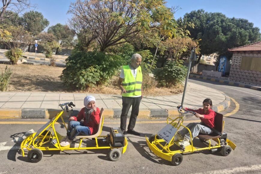 قام طلبة مركز الحنين القرآني في جبل المريخ بزيارة الجمعية حيث استمعوا الى محاضرة في قاعة ايمن المعشر و تم تدريبهم على كيفية قطع الطريق و قيادة السيارات الكهربائية في الحديقة المرورية