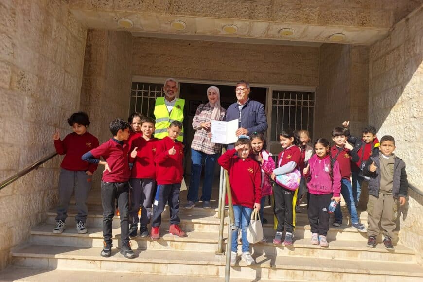 قامت مدرسة الياسمين في حي الياسمين بزيارة الجمعية حيث استمع الطلبة إلى محاضرة مرورية في قاعة ايمن المعشر و تم تدريبهم على كيفية قطع الطريق و تم قيادة السيارات الكهربائية في الحديقة المرورية