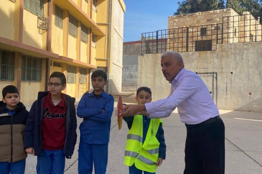 إلقاء محاضرة مرورية في مدرسة الأحنف بن قيس الأساسية  كما تم تدريب الطلاب على كيفية عبور الطريق