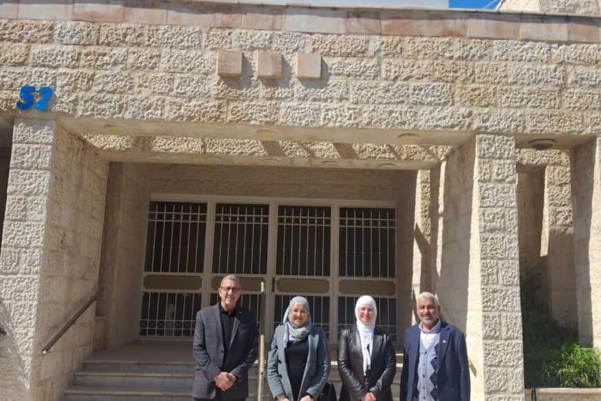قام وفد من جامعة الحسين التقنية في عمان بزيارة الجمعية  للإطلاع على انجازاتها و برامجها المستقبلية و إمكانية التشاركية بين الجامعة و الجمعية