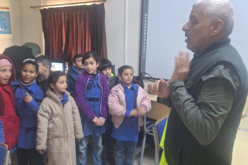 تم القاء محاضرة مرورية في مدرسة تماضر بنت عمرو الأساسية المختلطة في جبل الحسين كما تم تدريب الطلبة على كيفية قطع الطريق