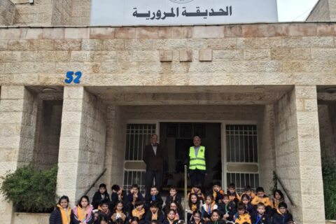 قام طلبة أكاديمية الحفاظ في عمان بزيارة الجمعية حيث استمعوا لإرشادات و نصائح مرورية في قاعة أيمن المعشر كما تم تدريبهم على كيفية قطع الطريق و قيادة السيارات الكهربائية في الحديقة المرورية