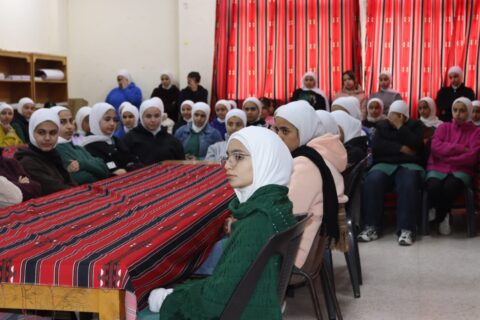 ألقى رئيس الجمعية محاضرة عن واقع السلامة المرورية في الأردن في مدرسة عراق الأمير الثانوية المختلطة في وادي السير وذلك بتاريخ ٧ نيسان حضرها عدد كبير من الطالبات و الهيئة التدريسية