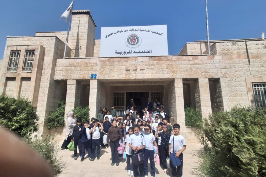 قامت الكلية العلمية الإسلامية ( فرع الجبيهة ) بزيارة الجمعية على مدى ثلاثة أيام ، حيث إستمع الطلبة لإرشادات و نصائح مرورية في قاعة أيمن المعشر كما تم تدريبهم على كيفية قطع الطريق و قيادة السيارات الكهربائية في الحديقة المرورية
