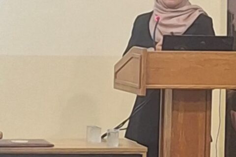 ألقت الدكتورة دانا أبو دية من كلية الهندسة التكنولوجية في جامعة البلقاء التطبيقية محاضرة في الجمعية           بعنوان ( تطبيقات أنظمة النقل الذكية في السلامة المرورية ) حضرها عدد كبير من أعضاء الجمعية و المهتمين