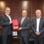 تم توقيع مذكرة تفاهم بين الجمعية الأردنية للوقاية من حوادث الطرق و غرفة تجارة عمان في مقر الغرفة بتاريخ ١٣ حزيران بهدف تعزيز السلامة المرورية والتوعية المرورية بين منتسبي الغرفة