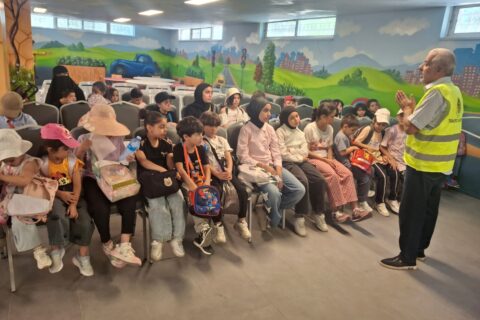 قام طلبة من مركز الحنين القرآني في جبل المريخ بزيارة إلى الجمعية حيث إستمعوا إلى نصائح و إرشادات مرورية في قاعة أيمن المعشر كما تم تدريبهم على كيفية قطع الطريق و قيادة السيارات الكهربائية في الحديقة المرورية