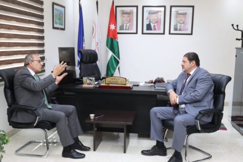 إلتقى رئيس الجمعية المهندس وفائي مسيس برئيس الجامعة الأمريكية في مأدبا في مقر الجامعة و تم التداول في مواضيع التشاركية بين الطرفين و تأسيس ناد للسلامة المرورية في الجامعة و إلقاء المحاضرات المرورية و كذلك توقيع مذكرة تفاهم . و حضر اللقاء أعضاء من الهيئة الإدارية للجمعية .