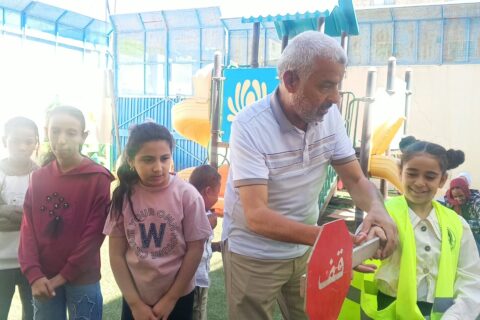 ألقى أمين سر الجمعية المهندس طارق ابو محفوظ محاضرة مرورية في مركز التأهيل المجتمعي للمعاقين في مخيم الطالبية حضرها عدد من طلبة المركز و أفراد من المجتمع المحلي كما تم تدريب الحضور على كيفية قطع الطريق
