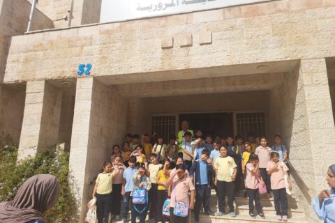قام طلبة من كلية السعادة في عمان بزيارة الجمعية حيث تم الإستماع إلى نصائح و إرشادات مرورية و كذلك تدريب الطلبة على كيفية قطع الطريق و قيادة السيارات الكهربائية في الحديقة المرورية