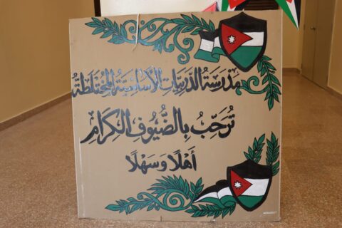 ألقى رئيس الجمعية محاضرة مرورية بعنوان ( السلامة المرورية في الأردن….. واقع و حلول ) في مدرسة الدربيات الأساسية في منطقة وادي السير بتاريخ ٦ تشرين أول حضرها عدد كبير من الطالبات و الهيئة التدريسية .