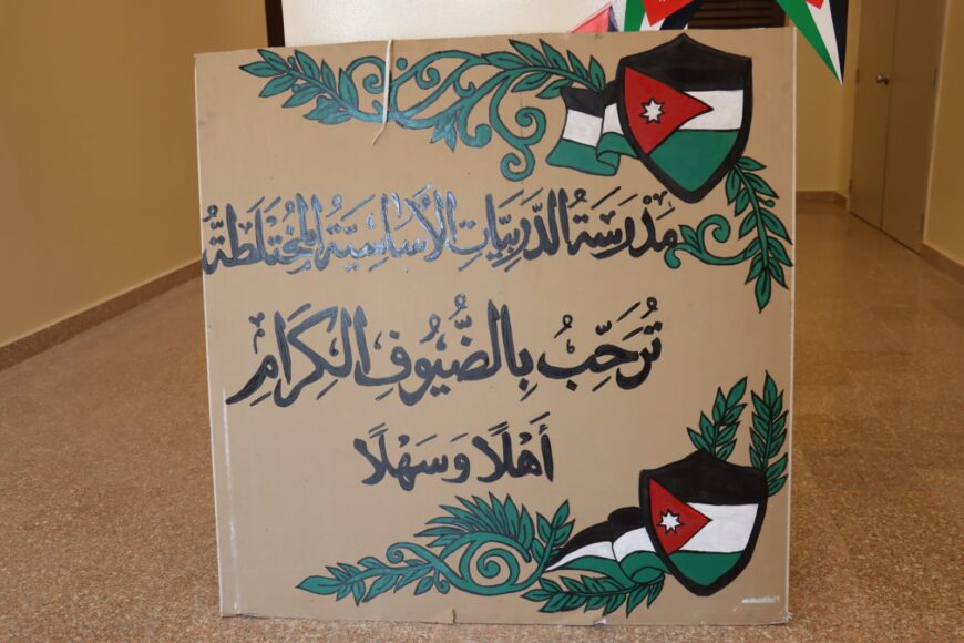 ألقى رئيس الجمعية محاضرة مرورية بعنوان ( السلامة المرورية في الأردن….. واقع و حلول ) في مدرسة الدربيات الأساسية في منطقة وادي السير بتاريخ ٦ تشرين أول حضرها عدد كبير من الطالبات و الهيئة التدريسية .