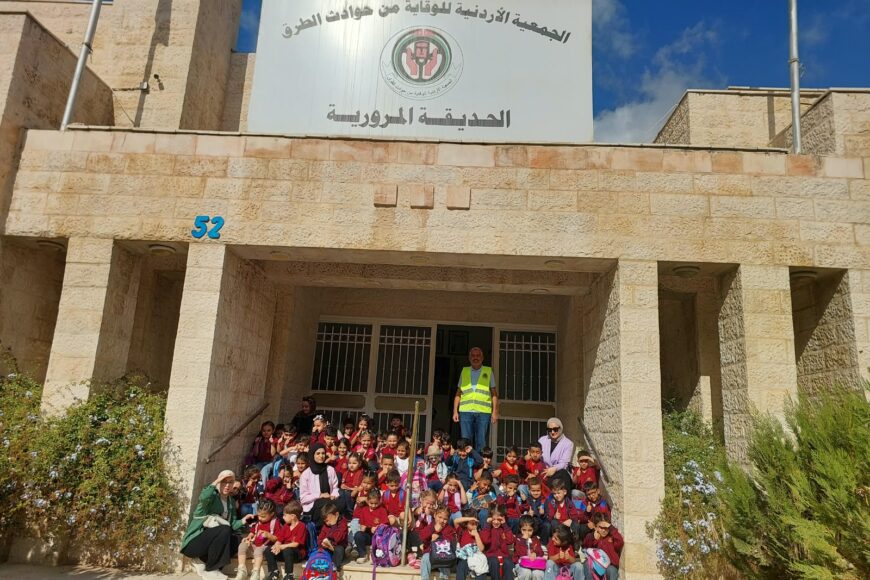قامت روضة المنصور في جبل الزهور بزيارة الجمعية بتاريخ ١ تشرين اول حيث استمع الطلبة الى نصائح و إرشادات مرورية و تدريبهم على كيفية قطع الطريق كما تم قيادة السيارات الكهربائية في الحديقة المرورية